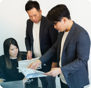 チームでの資料確認作業の様子